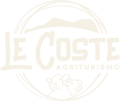 Logo bianco Agriturismo Le Coste con montagne e mucche