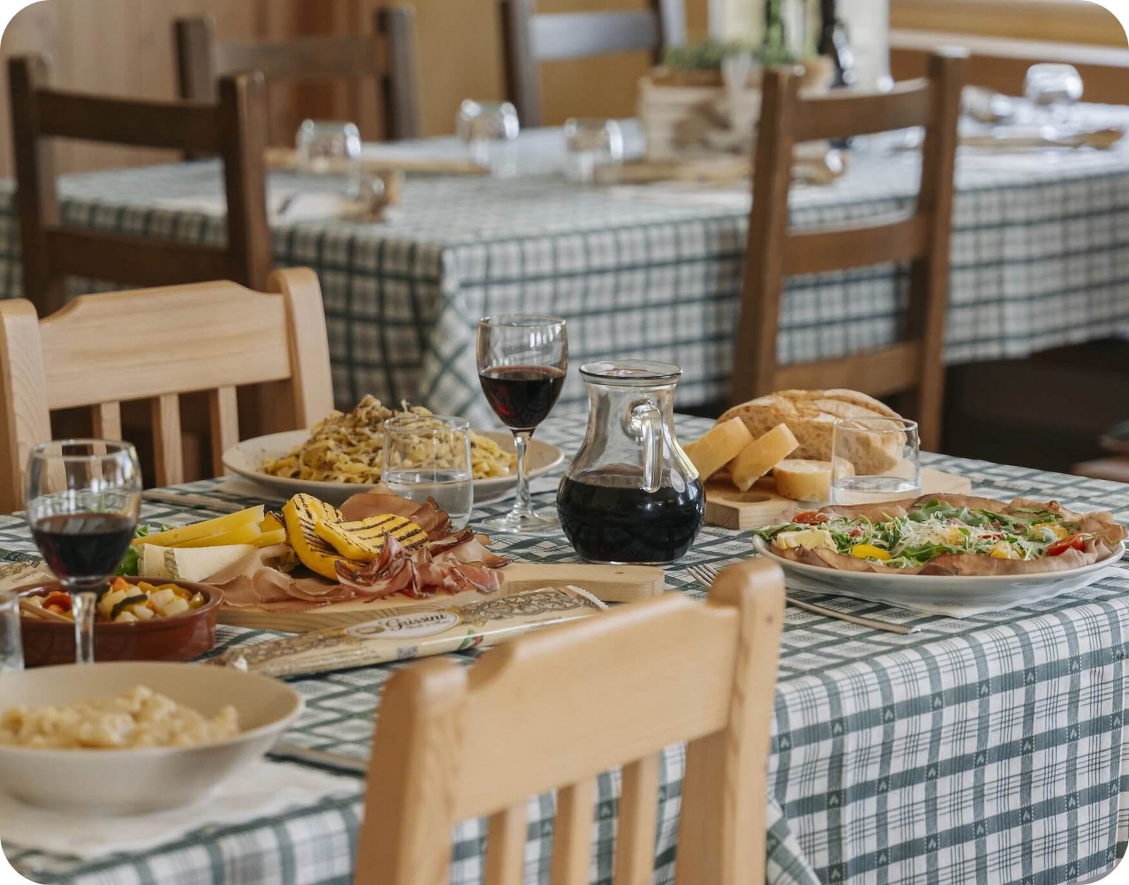 Tavola imbandita con piatti tipici nel ristorante agriturismo